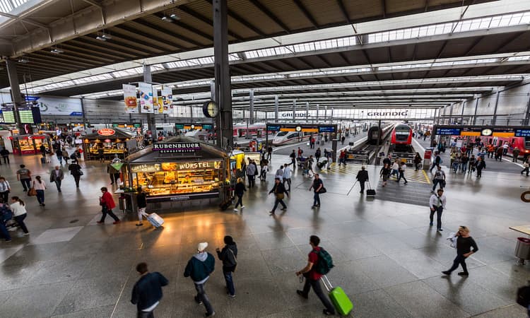 Deutsche Bahn forget to change the clocks at Munich Hauptbahnhof