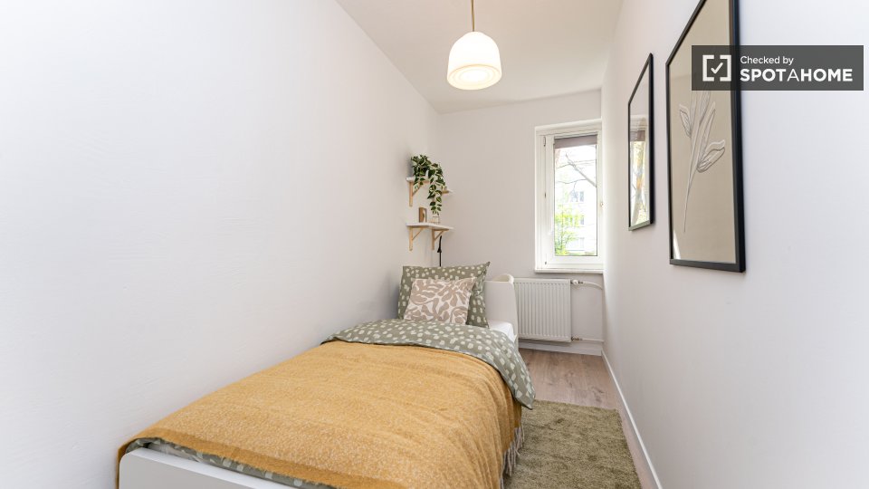 Room, Platanenweg, Berlin