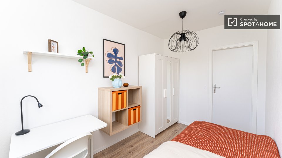 Room, Hubertusdamm, Berlin