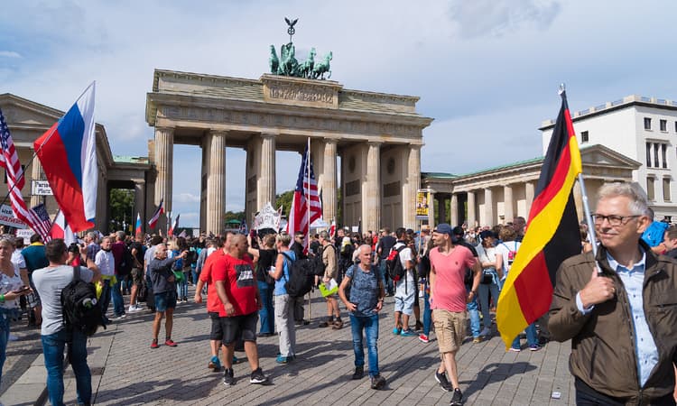 Outrage after 20.000 march against coronavirus measures in Berlin