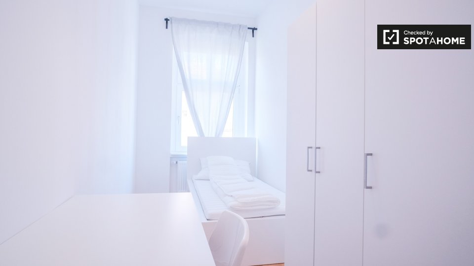Room, Schulstraße, Berlin