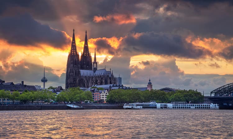 Major fire brigade mission at Cologne Cathedral after cloud mistaken for smoke