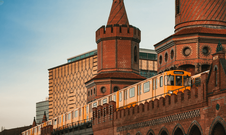 U-Bahn "surfing" accident leaves Berlin teen with life-threatening injuries