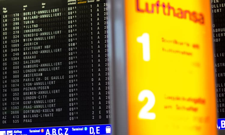 1.300 Lufthansa flights cancelled as court approves cabin crew strike