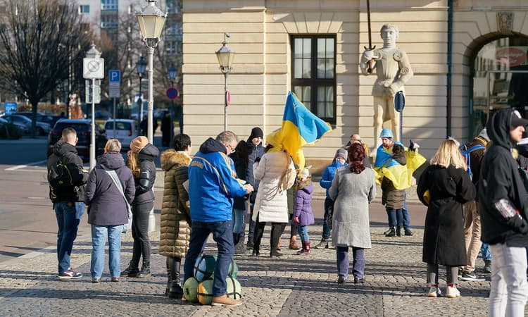 Hundreds of Ukrainian refugees arrive in Berlin