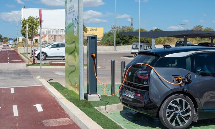 Lidl to introduce fees for charging electric cars
