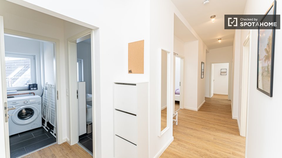 Room, Herthastraße, Berlin