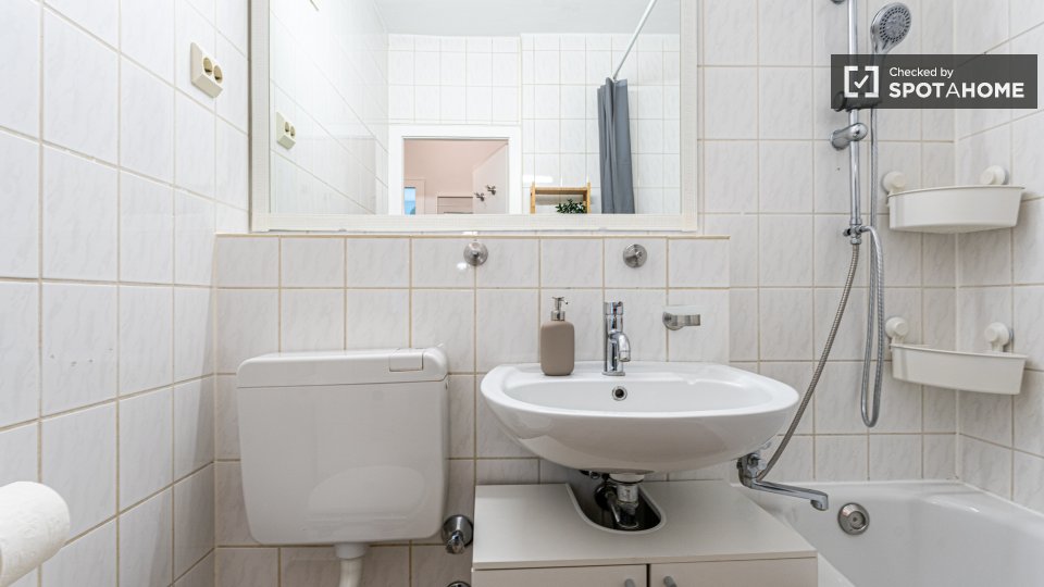 Room, Platanenweg, Berlin