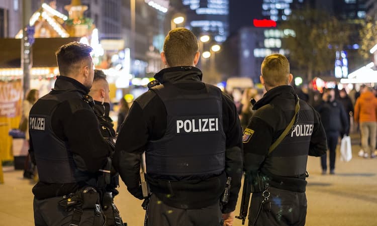 39 arrested in Frankfurt after police are attacked in Opernplatz
