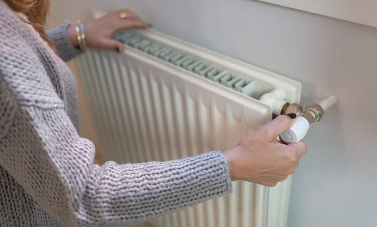 Expert panel calls on government to cover December gas bills ahead of price cap