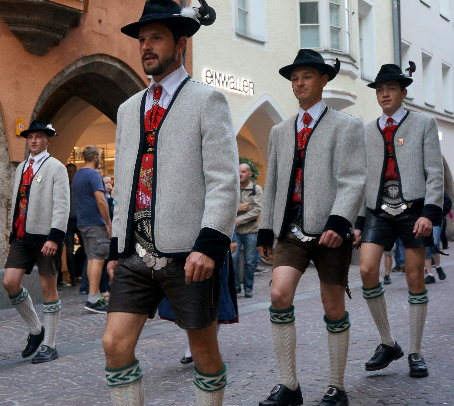 Yarın görüşürüz kesişim paralel german traditional dress male azarlamak ...