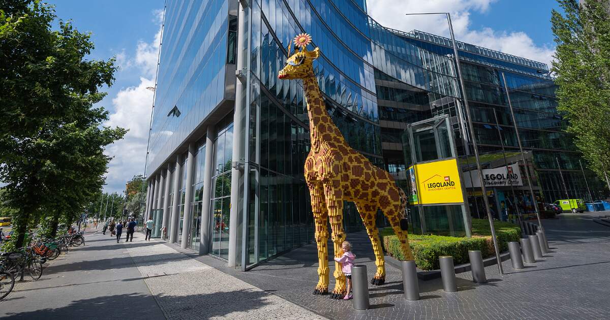 6 metres tall and multicoloured: Potsdamer Platz has a new Lego giraffe
