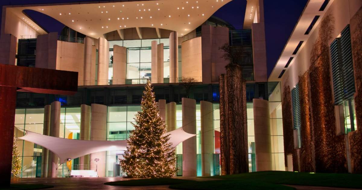 Scholz dims lights on Germany’s official Christmas tree